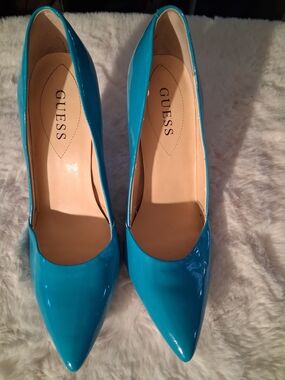 GUESS Teal Patent Pointed-Toe Pumps Call Out Lil Black Spot Inside One Shoe
